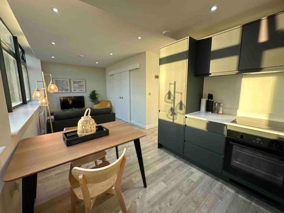1 Bed Flat With View Of Old Trafford Daire Manchester Dış mekan fotoğraf