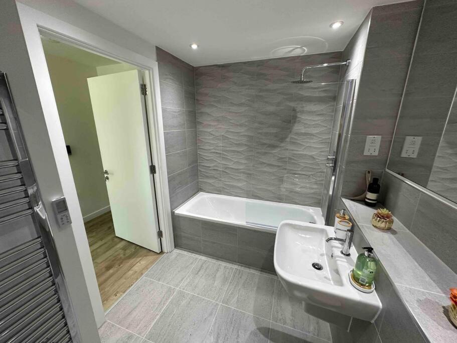 1 Bed Flat With View Of Old Trafford Daire Manchester Dış mekan fotoğraf