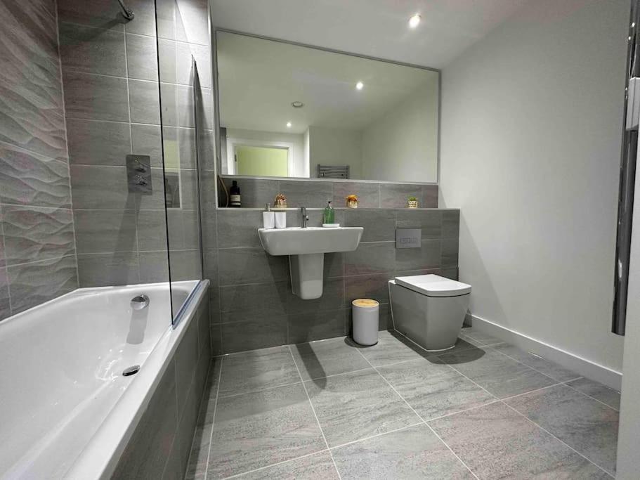 1 Bed Flat With View Of Old Trafford Daire Manchester Dış mekan fotoğraf